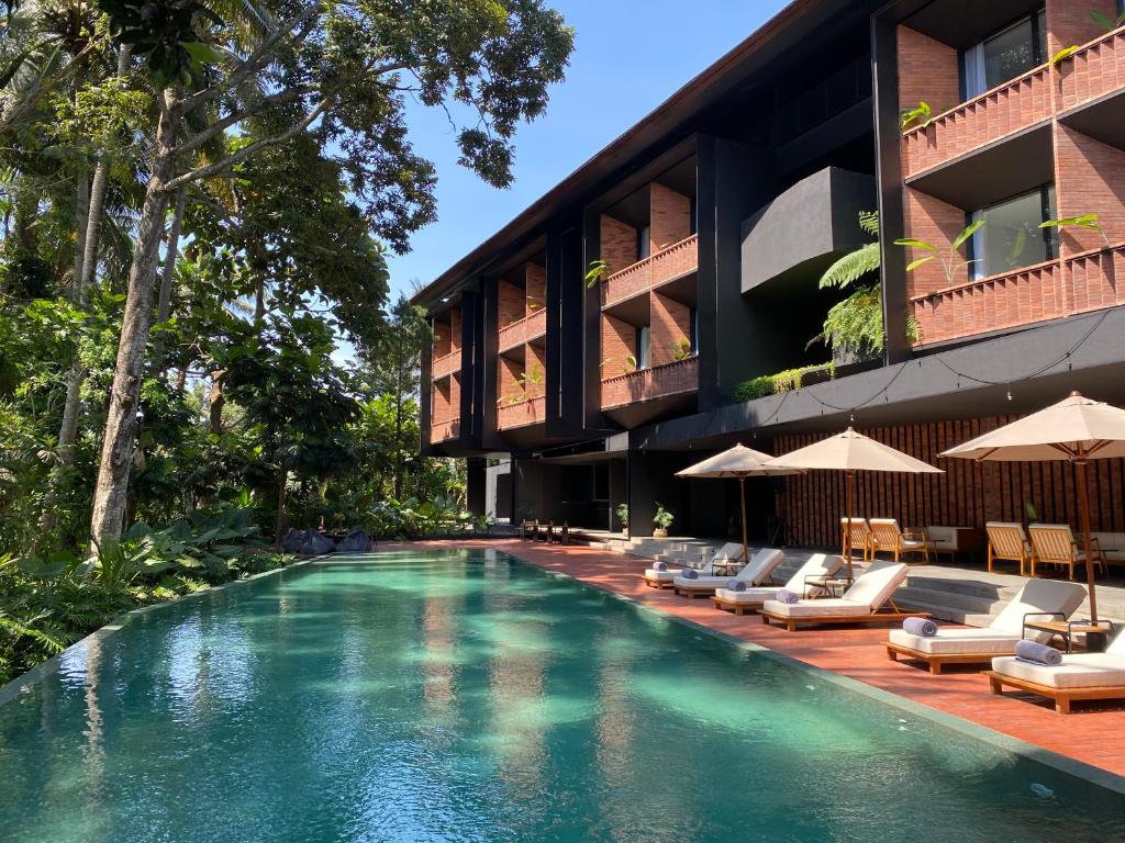 Pool and tropical garden at Titik Dua hotel